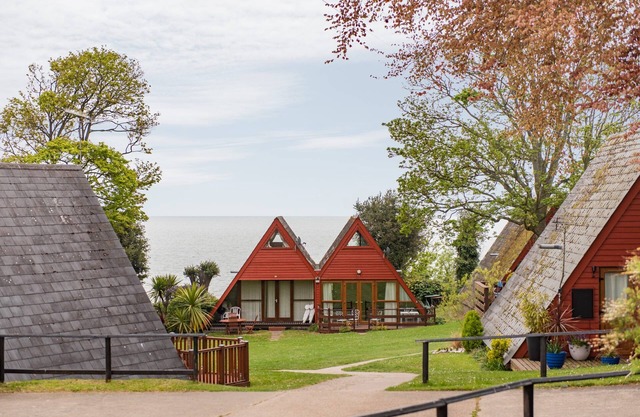 DELUXE COASTAL Chalet near the beach with Swimming pool in Kingsdown No 53