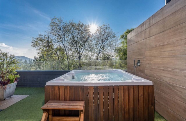 Deluxe Country Duplex Penthouse: Privacy & Chill