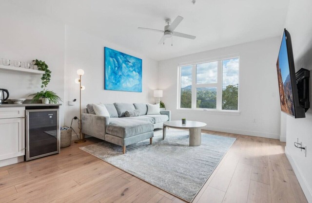 Deluxe Designer 1BR Gym/Pool/HTub