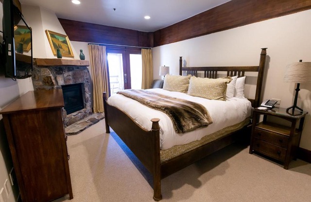 Deluxe King Room with Fireplace Hotel Room