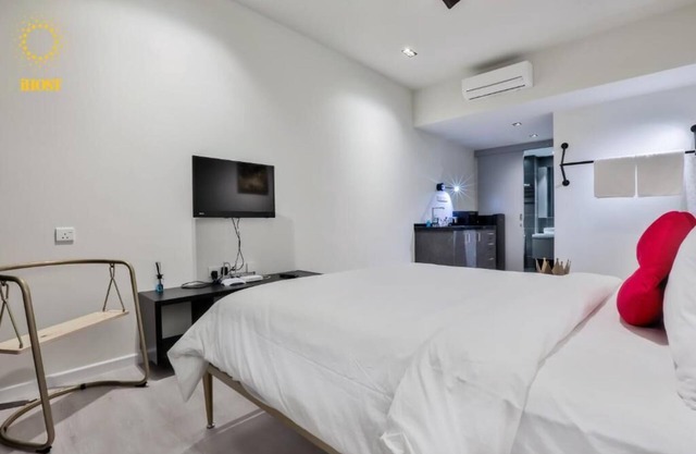 Deluxe King Suite with Garden View 5
