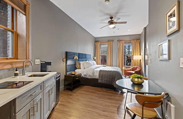 Deluxe Large King Room