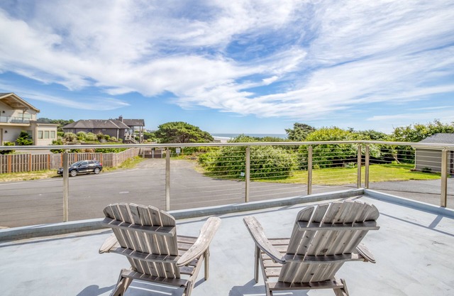 Deluxe Modern Ocean View Beauty just Steps Away from Beach Access!