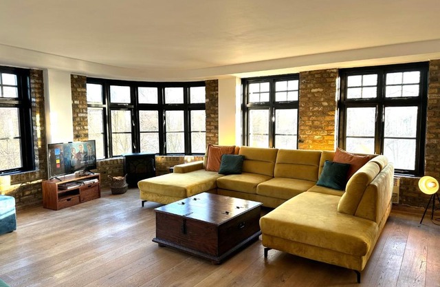 Deluxe penthouse riverside view 2 bedroom flat with lift - old industrial factory warehouse