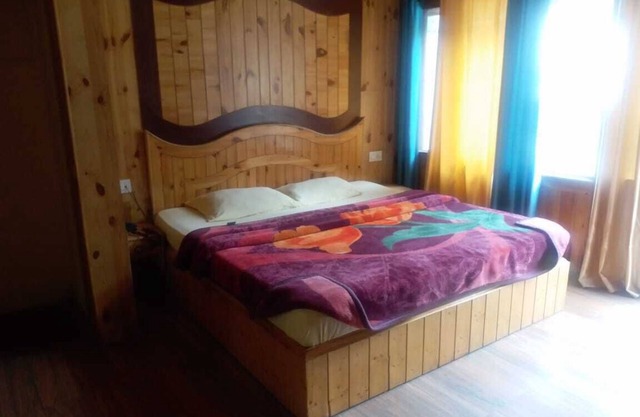 Deluxe Rooms on Mall Road
