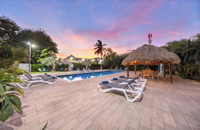 Deluxe Studio w/King Size Bed & Sofa - Large Pool