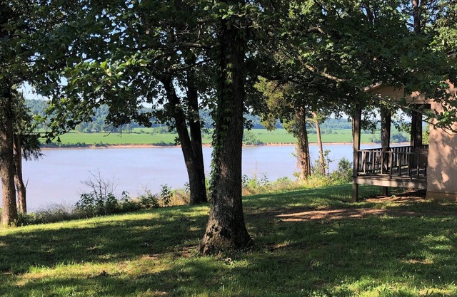 Deluxe Suite w/Full Kitchen on the River Bluff