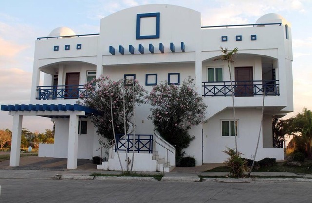 Deluxe Suite East at World Class Resort