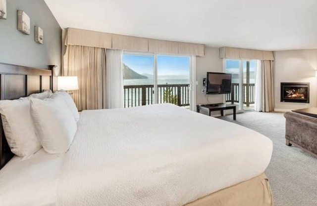 Deluxe Waterfront King Living Room Ocean Views