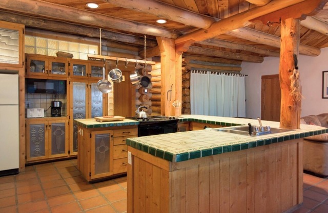 Denton Cabin - Warm, Pet-Friendly Log Cabin, close to Mountain Stream and Ski Re