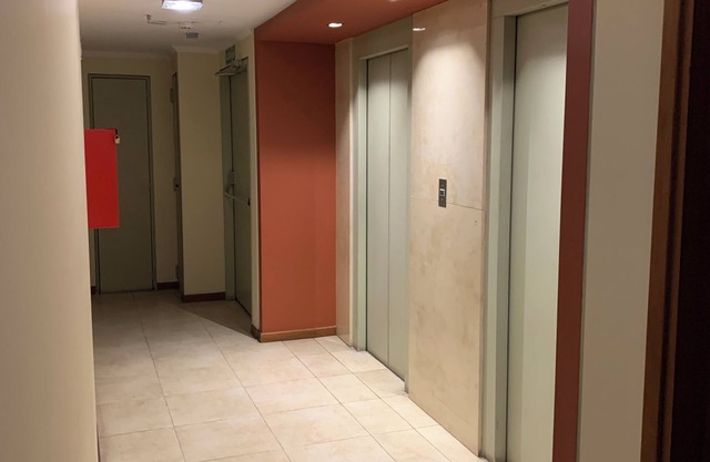 Departamento amplio frente parque sarmiento a 1 cuadro de terminal