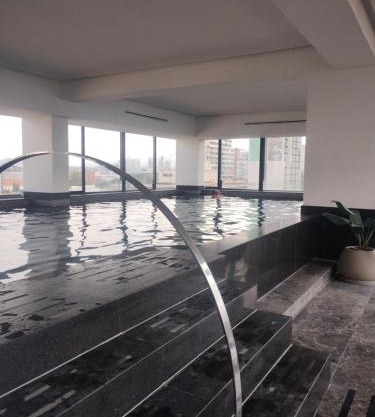 Departamento en zona de lujo con alberca y gym