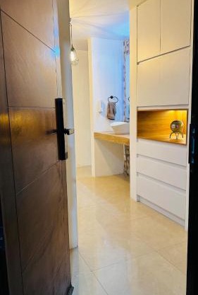 Departamento moderno a un lado de la feria