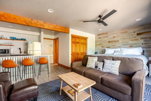 Der Steiermark Unit 108 - Cozy King Studio Off Main St & Peak 9 with AC, Balcony, Shared Hot Tub & Free Parking