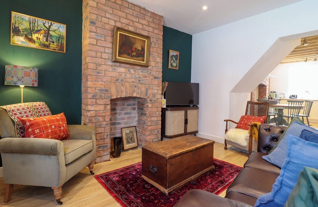 DERWEN HOUSE, pet friendly, with a garden in Llangollen