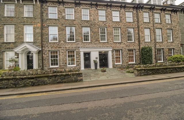 DERWENTWATER APARTMENT, family friendly in Keswick
