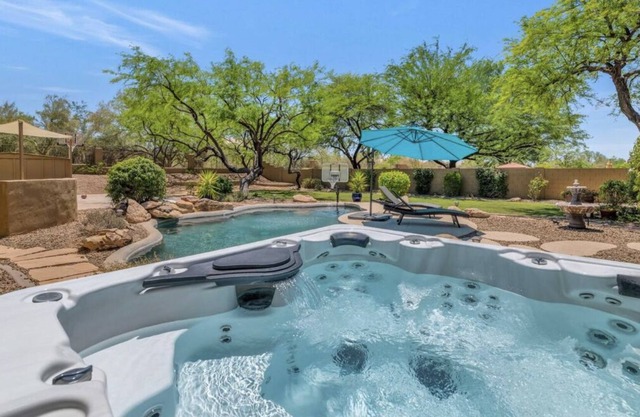 Desert Oasis in Cavecreek, near Scottsdale with pool and jacuzzi.