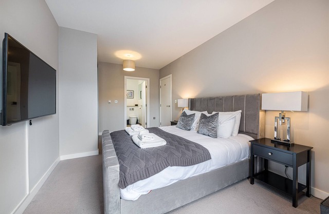 Designer Short Let - Family friendly with playground on site!