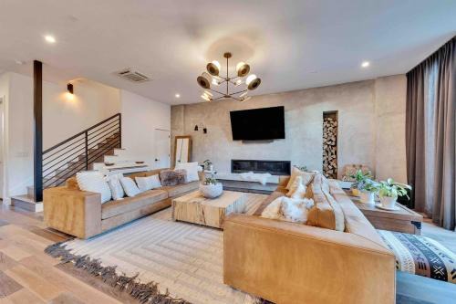 Designers Home near DT w Pool