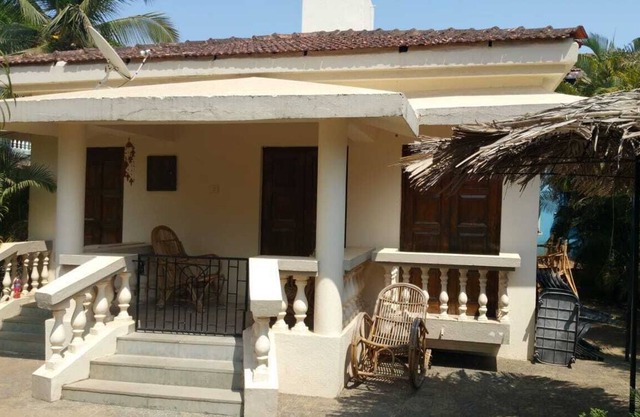 Detached 2 Bed 2 Bath Bungalow with private patio, gardens, and very large pool