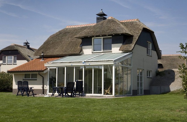 Detached Duinvilla with a conservatory, a whirlpool, and two patios near the beach at the luxurious Beach Resort Makkum.