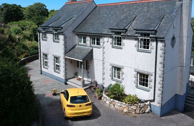 Detached Family Home, With Spacious Bedrooms, Living Area, & off Road Parking