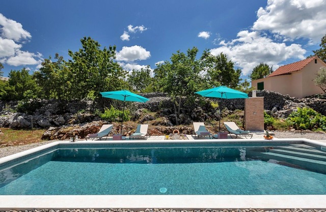 Detached holiday home with private pool, heated, children, pets welcome