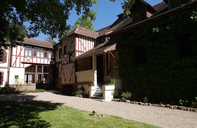 Detached house in a Norman mansion, Bernay