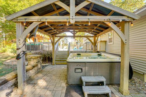 Detached Sauna, Movie Room! Relaxation in Muskegon