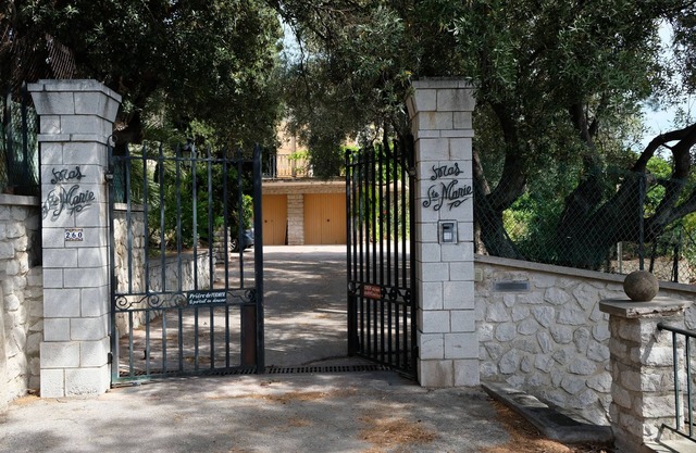 Detached south-facing studio with swimming pool, property overlooking Toulon harbour
