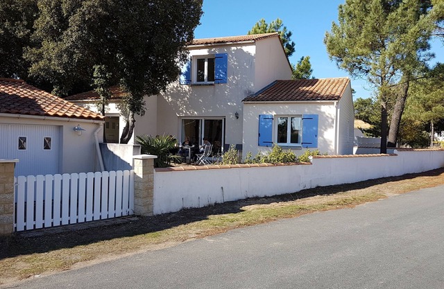 Detached Villa in La Tranche sur mer, 400 yards from the beach and forest