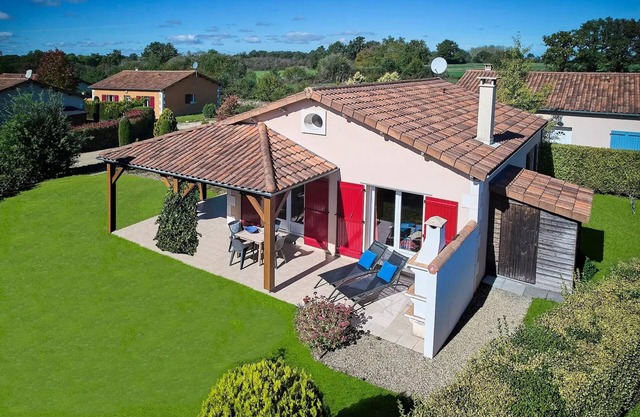 Detached villa, 2 bathrooms, sleeps 4