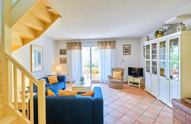 Detached villa, 2 bathrooms, sleeps 6