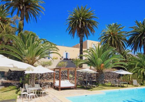 Detached Villa with Garden, Heated and Private Pool, Sea View, Parking Free