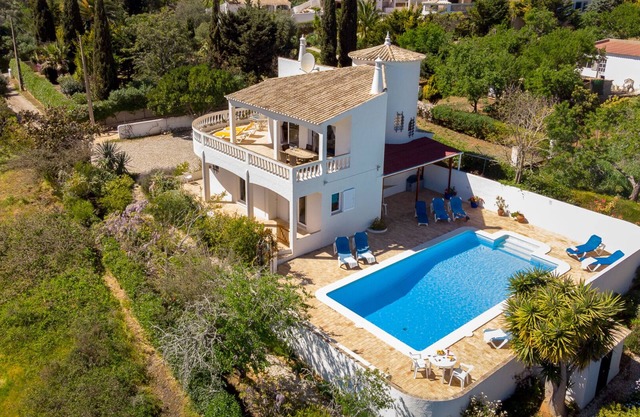 Detached Villa with large pool, aircon and wifi in Praia da Luz, Algarve