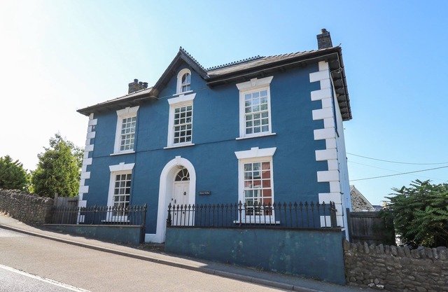 DEWI VILLA, pet friendly, character holiday cottage in Aberaeron