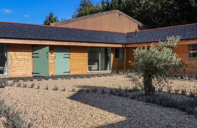 DI NOTTE - NO. 5, pet friendly, with a garden in Goring-On-Thames