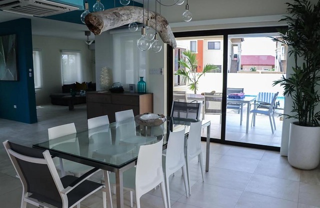 Diamante 181 Luxury home in Gold Coast 4 Bedrooms 3 Bath