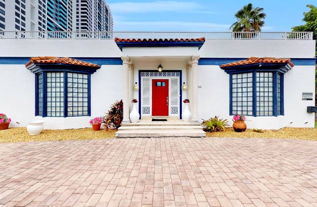 DIAMOND GREAT VILLA FOR LARGE GROUPS IN THE HEART OF SOUTH BEACH!