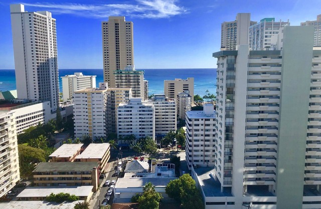 Diamond Head Penthouse 2bed/2bath Kitchen & Parking in heart of Waikiki.