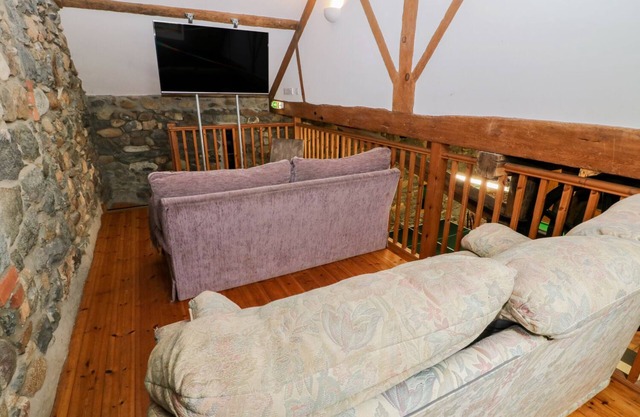 DINAS, pet friendly, with pool in Pwllheli