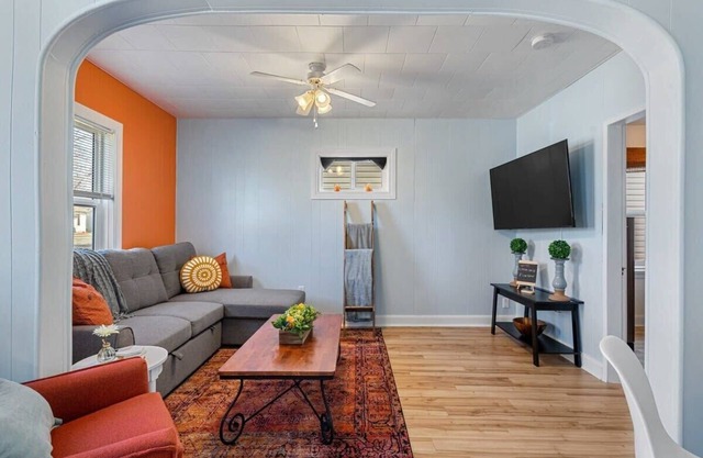 Dino Cave | Private Backyard | Sleeps 5 Guests!