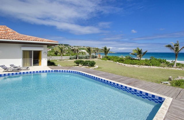 Direct Beachfront 6 BDR/en-suite/maid included. Excellent service. Rare gem (H)