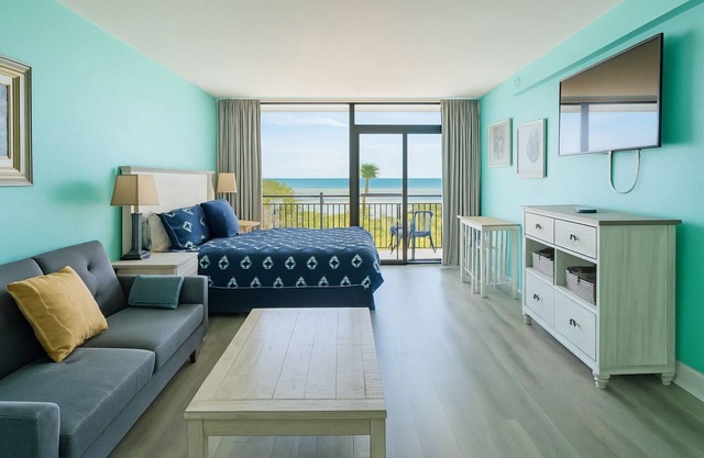 Direct oceanfront studio in Landmark Resort with fabulous water amenities