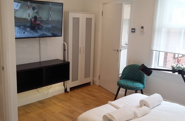 Directors Lodge- Modern Studio -Kitchen and En Suite with Yard