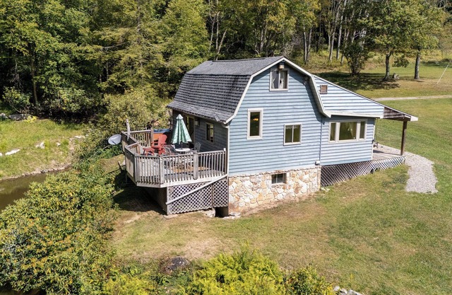 Discounted Rates/The Bears Den/Quiet & Secluded/Hot Tub Over Looking the Pond