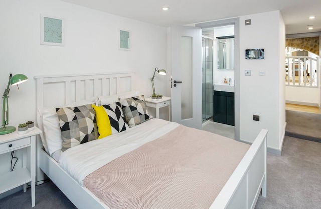 Discounted -Two Bedroom Modern flat in Clapham Junction