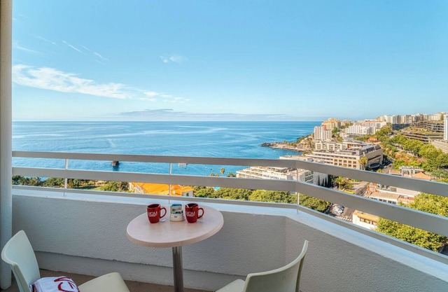 Discover Funchal's Harbour and Marina! Swimming Pool, Breakfast, Beachfront!