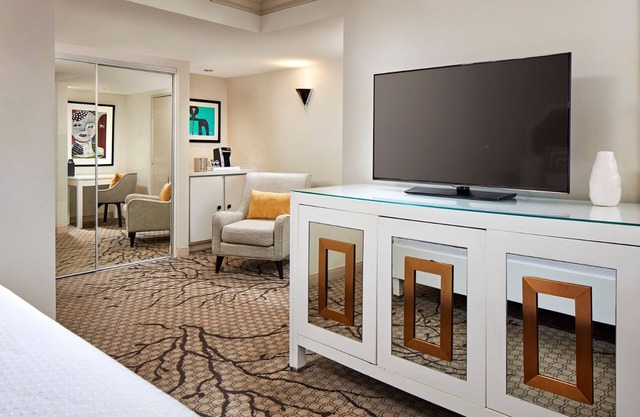 Discover Los Angeles from Our Cozy, Stylish Room - Perfect for Touring