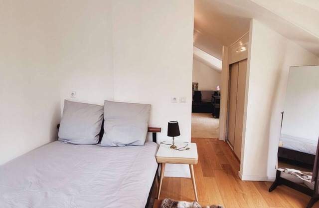 Discover our comfortable studio, nestled in a quiet neighborhood 20 minutes from Paris.